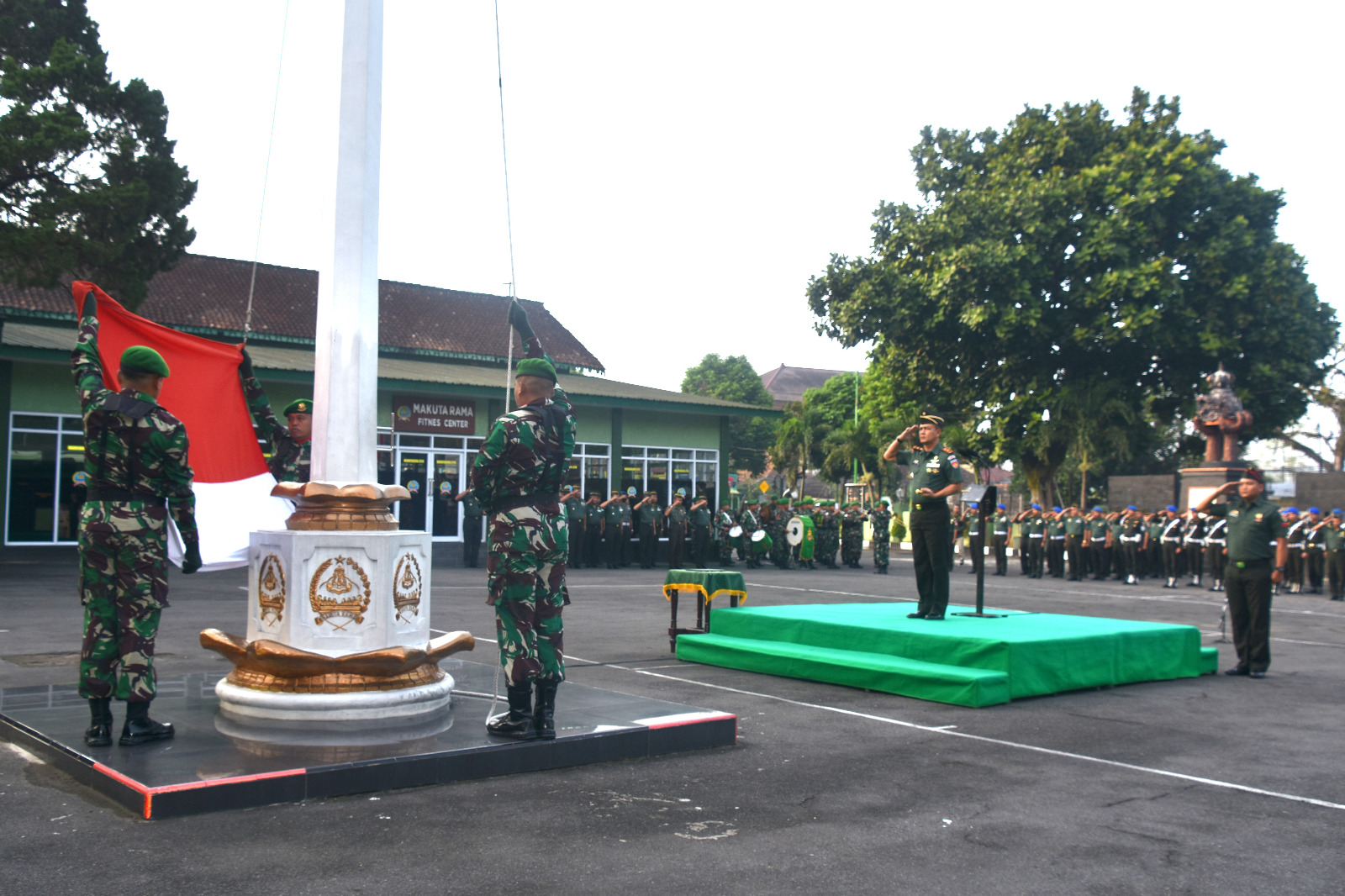 Prajurit dan PNS Korem 073/Makutarama Laksanakan Upacara Bendera